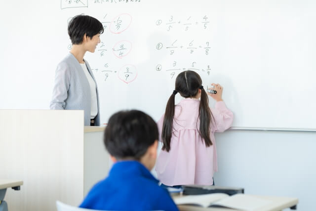 学習塾で算数を解く子供